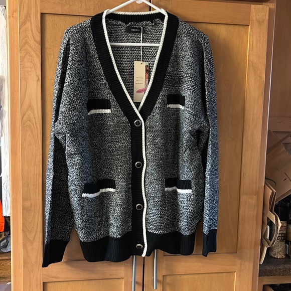 NWT black and white detailed sweater. Size Large - Picture 1 of 2